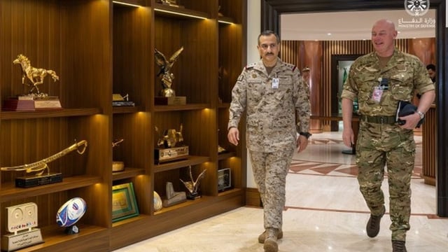 قائد القوات الجوية يستعرض مع رئيس أركان القوات الجوية البريطانية أوجه التعاون