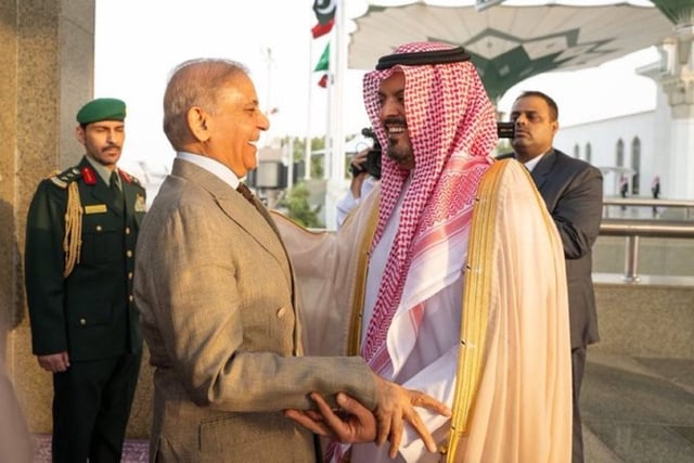 رئيس وزراء باكستان يصل جدة ونائب أمير مكة في مقدمة مستقبليه