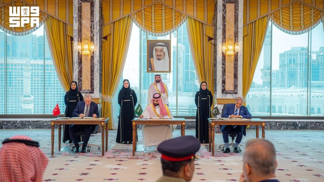 بالفيديو.. مراسم توقيع اتفاقية مكة للدفاع المشترك في الديوان الملكي بمكة المكرمة