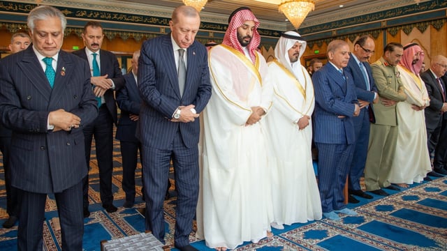 ولي العهد والرئيس التركي ورئيس وزراء باكستان  يؤدون صلاة الجمعة بالمسجد الحرام
