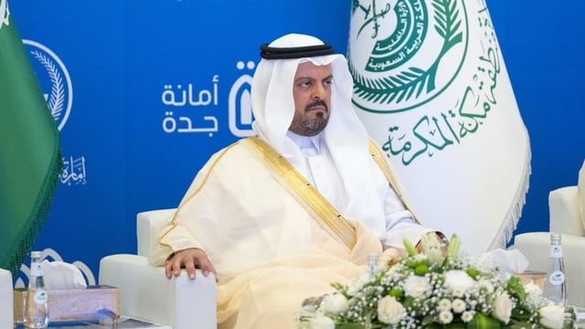 أمير مكة المكرمة يسلّم صكوك الأراضي البديلة لمواطنين في جدة