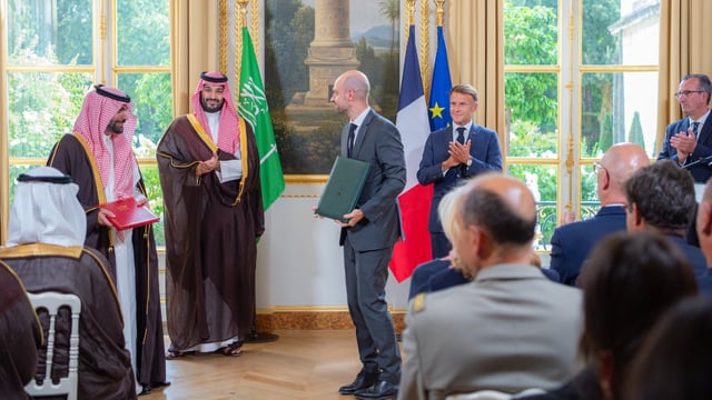ولي العهد يلتقي الرئيس الفرنسي ويترأسان اجتماع مجلس الشراكة الاستراتيجي في باريس