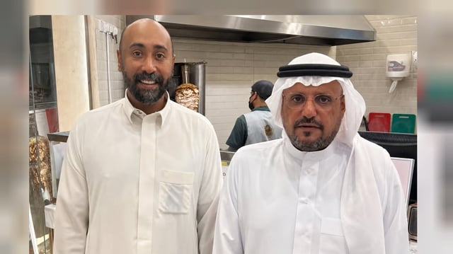نائب أمير القصيم يفاجئ الشاب أيمن صالح بزيارة مطعمه في عنيزة