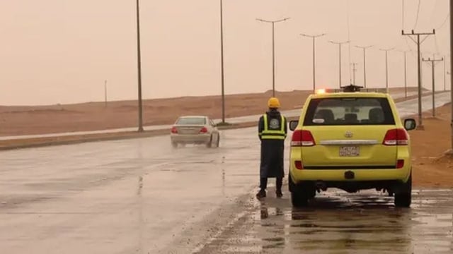 الدفاع المدني يدعو إلى توخي الحيطة إثر الحالة المناخية التي تشهدها أجزاء من عسير