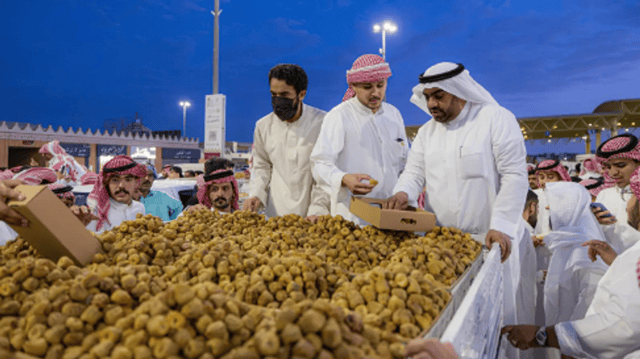 المزايدات اليومية تنشط حركة تجارة التمور في كرنفال بريدة الدولي للتمور
