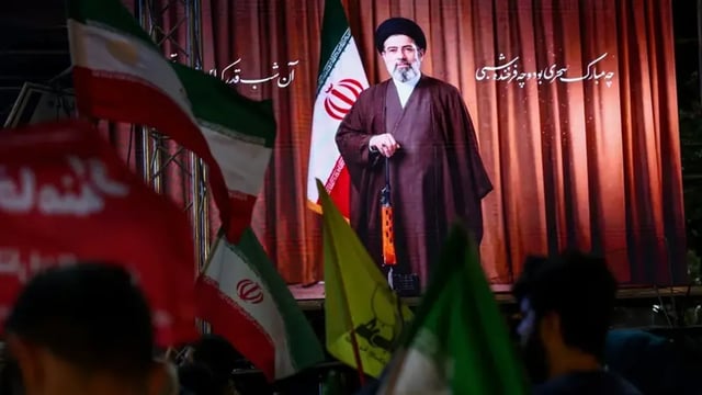 أجريا نقاشات اقتصادية وعسكرية.. بزشكيان يلتقي مجتبى خامنئي بعد أول ظهور علني للمرشد
