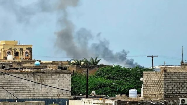 8 قتلى و26 جريحًا في قصف حوثي على مدينة المخا اليمنية
