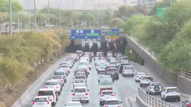 تدفق الحركة المرورية على طريق الملك فهد بالرياض مع انطلاق العام الدراسي الجديد