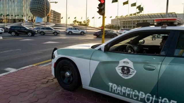 قائدو  وقائدات سيارات يحوّلون مركباتهم إلى استوديوهات متنقلة.. والهاتف ينافس الطريق على «التركيز»
