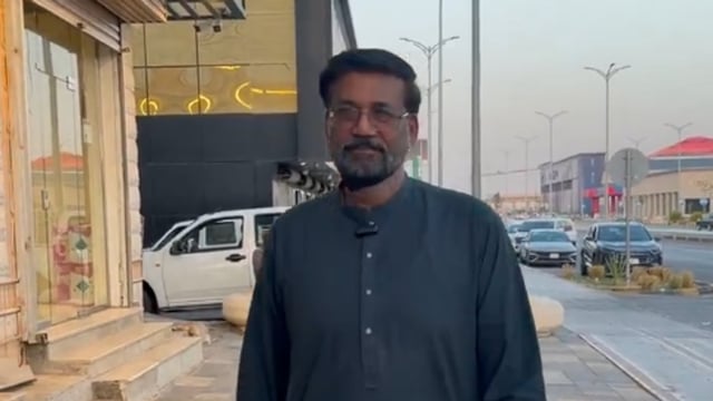 «عشت مشاعر الأخوة بين السعوديين».. قصة باكستاني يعمل مع شقيقه في سكاكا منذ 35 عاما