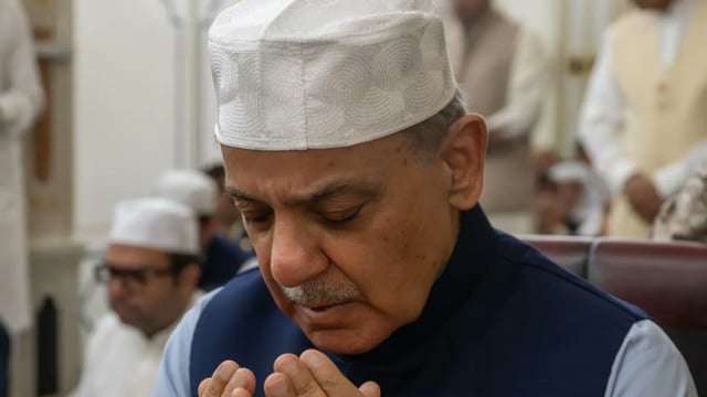 رئيس وزراء باكستان يزور المسجد النبوي ويؤدي الصلاة فيه