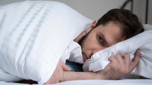 دراسة تكشف ارتباط الاستيقاظ المتكرر ليلاً بزيادة خطر الإصابة بالخرف