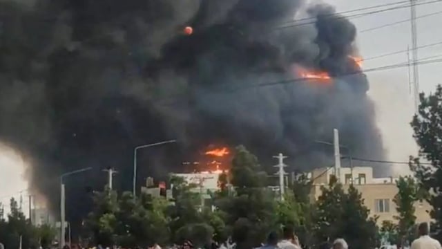 تسنيم: حريق بمصنع في منطقة ناصر آباد الصناعية بطهران