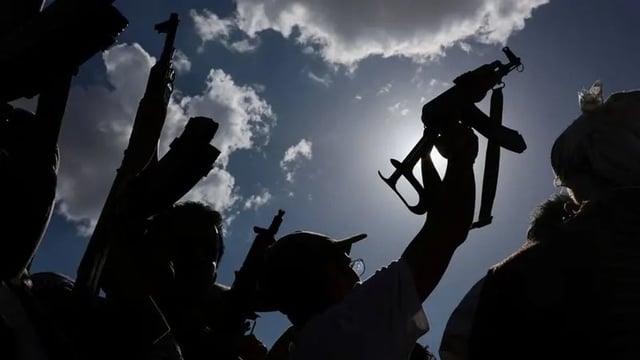 ميليشيات الحوثي تطلق صواريخ باليستية قرب باب المندب وتستهدف المخا مجددًا