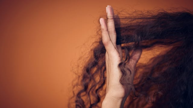 هوس نتف الشعر.. دراسة تكشف دور الملل والعامل الأقوى وراء تكرار السلوك