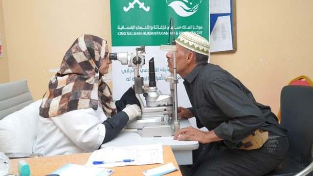 مركز الملك سلمان للإغاثة يجري 400 عملية جراحية لمكافحة العمى في عدن