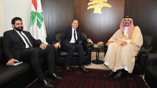 السفير الدوسري يبحث المستجدات السياسية مع رئيس حزب الكتائب في بيروت