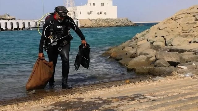 حرس الحدود ينفذ مبادرة لتنظيف قاع البحر في المدينة المنورة