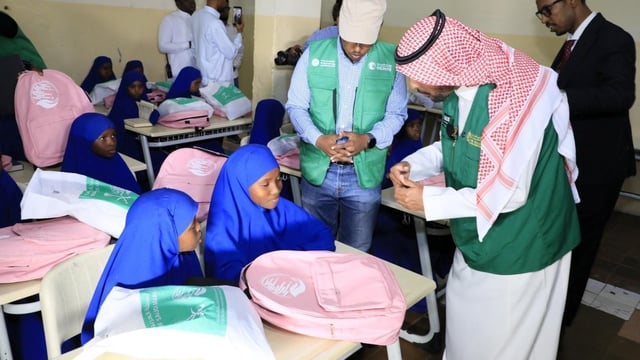 مركز الملك سلمان للإغاثة يدشن مشروع دعم الأيتام وتمكين أسرهم اقتصاديًا في الصومال