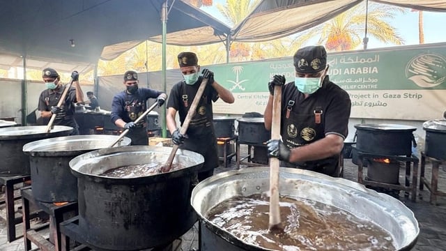 مركز الملك سلمان يوزع 24,500 وجبة غذائية ساخنة في قطاع غزة