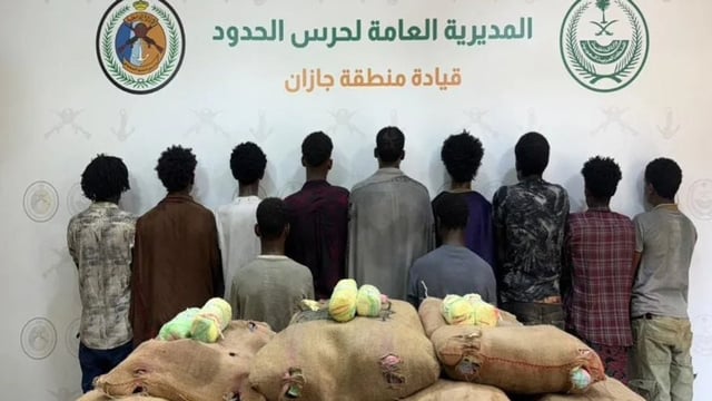 القبض على 11 مخالفا إثيوبيا في قطاع الداير بجازان لتهريبهم 220 كغم من نبات القات