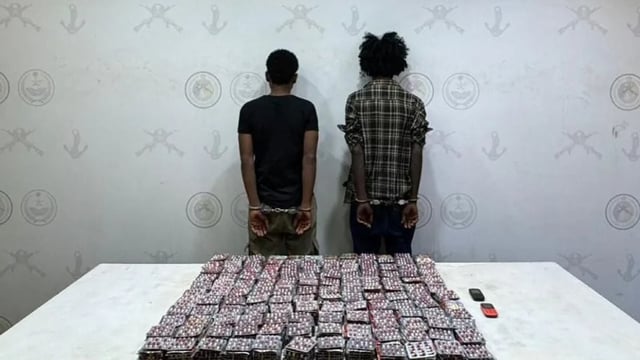 القبض على مخالفين لنظام أمن الحدود من الجنسية الإثيوبية لتهريبهما 20,800 قرص خاضع لتنظيم التداول الطبي في جازان