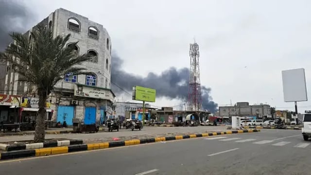 القوات اليمنية تضرب مواقع للحوثيين في المخا وتعز وتستهدف قوافل أسلحة متجهة إلى صنعاء