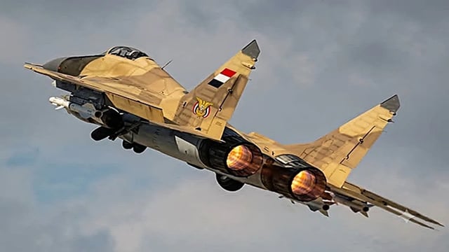 غارات جوية تدمر تعزيزات حوثية تضم 21 آلية غربي تعز