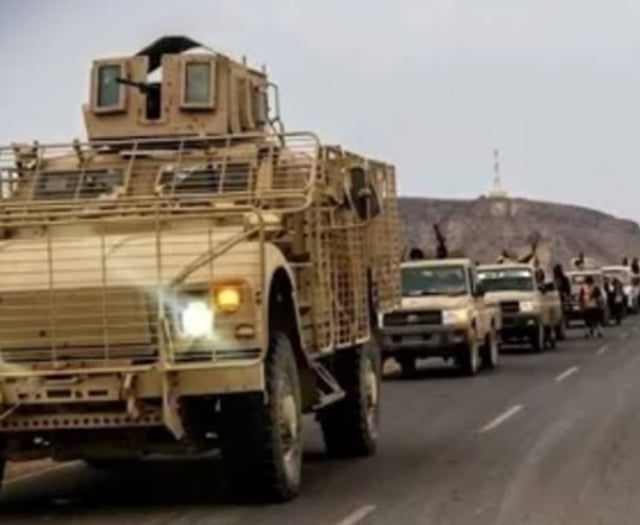 مصادر يمنية: الحوثيون ينقلون مئات الموظفين والعمال قسرًا إلى جبهات تعز