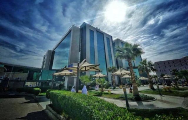 مدينة الملك سعود الطبية تُتوّج رحلة التبرع بالقرنية بزراعة ناجحة لمريض يبلغ 25 عامًا