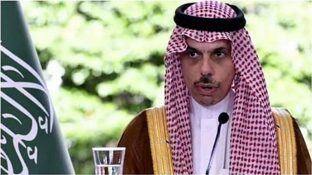 وزير الخارجية يبحث مستجدات الأوضاع الإقليمية وجهود خفض التصعيد مع نظيره القطري