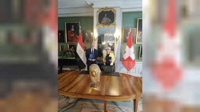 مصر تستعيد قناع مومياء ذهبيًا أثريًا من سويسرا يعود للعصر البطلمي