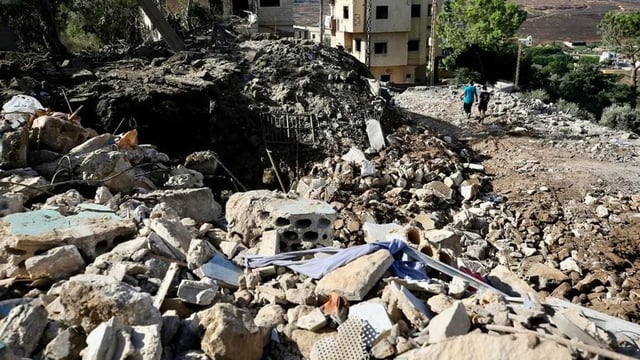 غارات إسرائيلية تقتل 11 شخصاً بينهم رضيعان في كفررمان جنوب لبنان