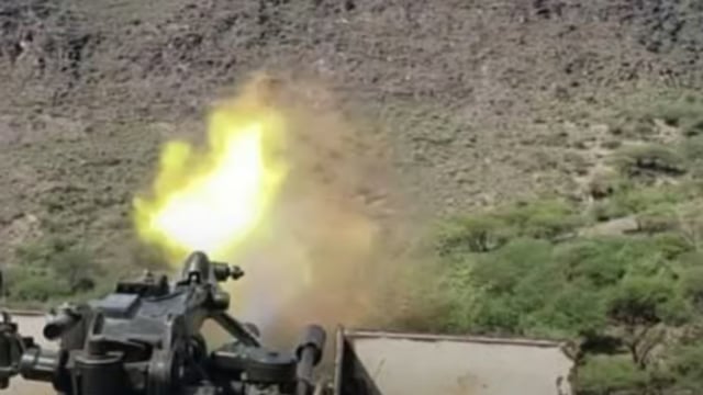 وزير الدفاع اليمني يزور المرابطين في الخطوط الأمامية بجبهات محافظة الضالع