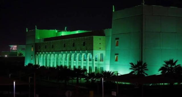 مبنى إمارة القصيم يتوشّح باللون الأخضر احتفاءً باليوم الوطني