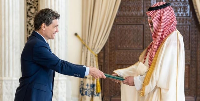السفير الشمري يُقدّم أوراق اعتماده لرئيس رومانيا