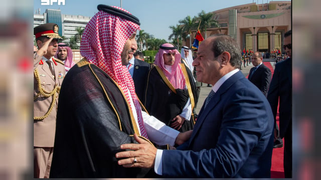 ولي العهد يغادر القاهرة والرئيس المصري في مقدمة مودعيه