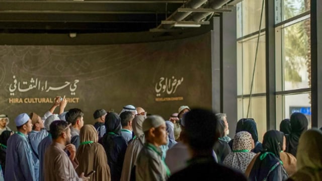 ضيوف برنامج خادم الحرمين الشريفين يزورون مجمع كسوة الكعبة ومعرض الوحي