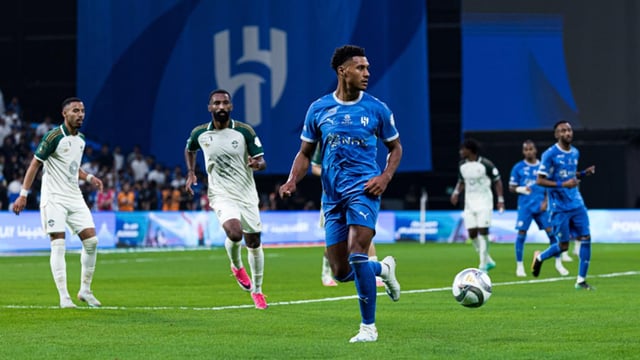الهلال يكسب الأهلي بثلاثية نظيفة وينفرد بصدارة دوري المحترفين