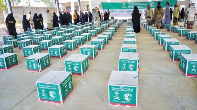 مركز الملك سلمان للإغاثة  يوزع 1,160 سلة غذائية في محافظة أبين باليمن