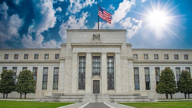 الفيدرالي الأمريكي يرفع أسعار الفائدة 25 نقطة أساس للمرة الأولى منذ 2023