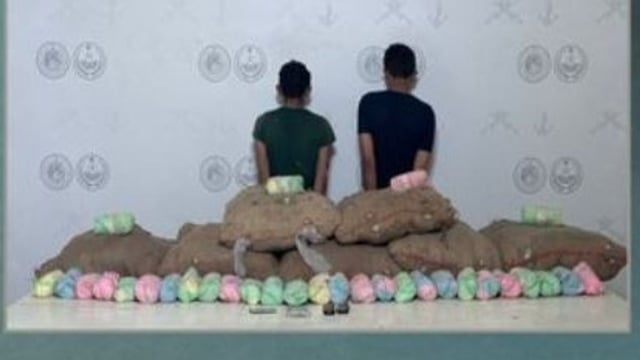 القبض على مخالفين من الجنسية اليمنية لتهريبهما 140 كيلوجراما من القات بعسير