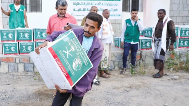 مركز الملك سلمان للإغاثة يوزّع سلالًا غذائية في مديرية حيس بمحافظة الحديدة