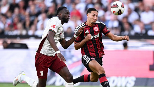 أوغسبورغ يحقق فوزًا كبيرًا ويتصدر الدوري الألماني برباعية أمام فرانكفورت