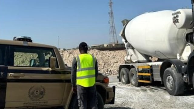 ضبط مقيم هندي لتلويثه البيئة بتفريغ مواد خرسانية في المنطقة الشرقية