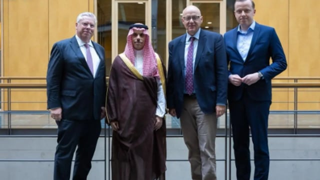وزير الخارجية يلتقي رئيس المجموعة البرلمانية للدول العربية وعددًا من أعضاء البرلمان الألماني