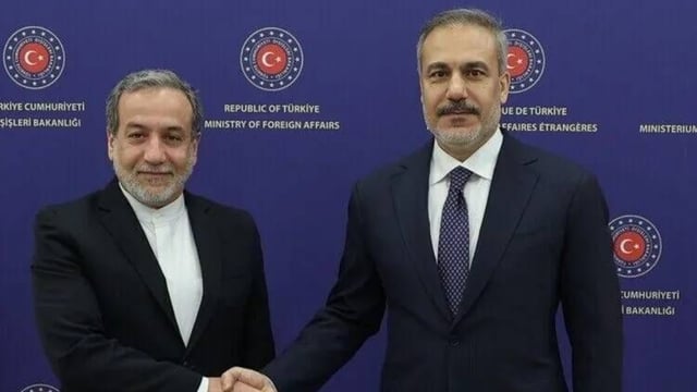 وزير الخارجية التركي ونظيره الإيراني يبحثان هاتفيًا احتواء التصعيد في المنطقة