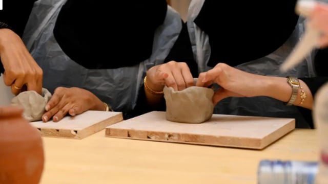 الفخار يجذب مختلف الأعمار في جازان إلى التشكيل بالطين