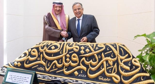بتوجيه من خادم الحرمين.. «الخريجي» يسلّم أمين الجامعة العربية قطعة من كسوة الكعبة المشرَّفة هدية للجامعة