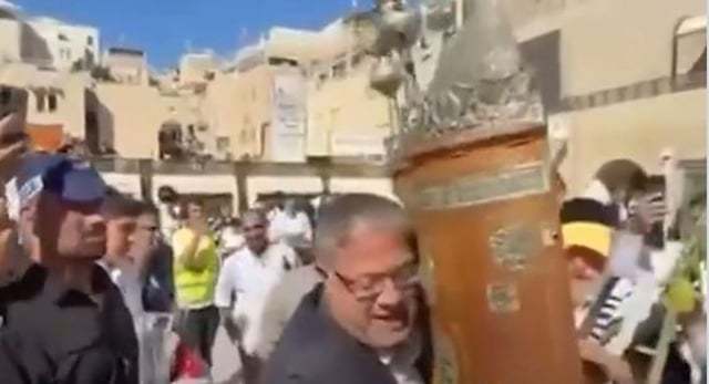 وسط حراسة مشددة.. «بن غفير» يقتحم ساحة حائط البراق بالقدس المحتلة